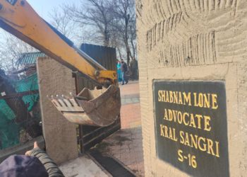 Bulldozer drive on property of ‘State land’ grabbed by Sajad Lone’s sister in Srinagar