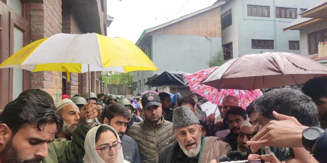 Dr Andrabi distributes relief cheques among Hazratbal fire victims