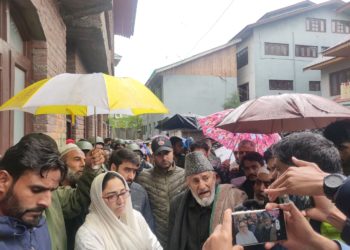 Dr Andrabi distributes relief cheques among Hazratbal fire victims