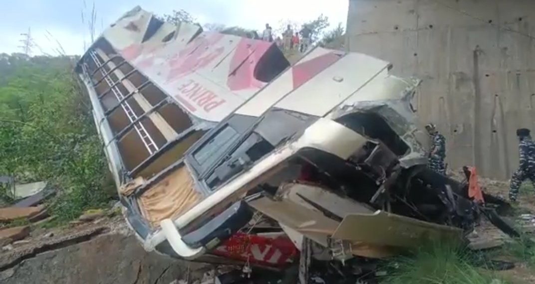 8 Persons Dead, 20 Others Injured After Vehicle Fall Into Deep Gorge in Jammu