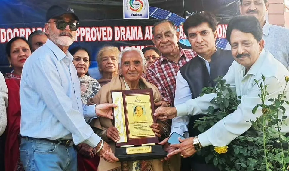 94-Year-Old Veteran Artist Kamla Sharma Conferred ‘Duggar Shree Sammaan’ on World Theatre Day