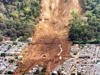 Around 2000 people feared buried in Papua New Guinea landslide