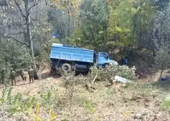 10 personnel injured after vehicle falls into gorge in Doodhpathri