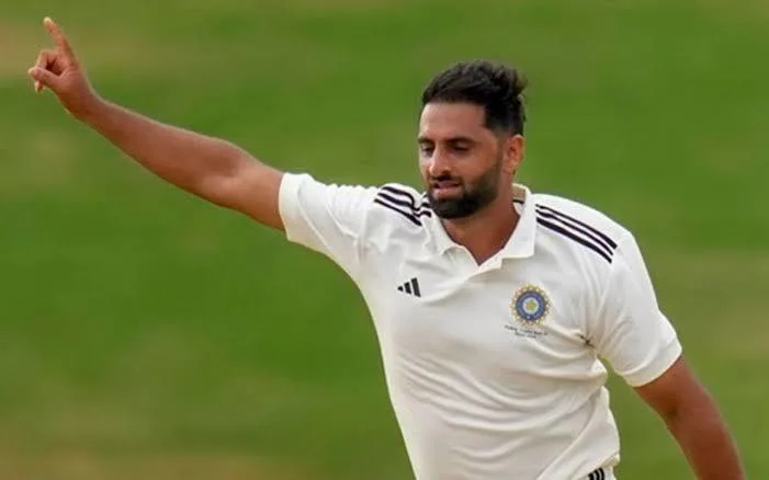 IPL Auction 2026: Baramulla J&K’s Pacer Auqib Nabi Dar Bags ₹8.40 Crore Deal with Delhi Capitals