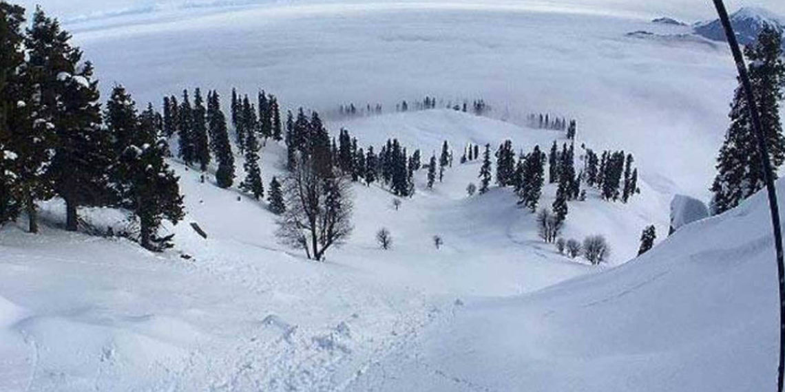 Fresh Snowfall at Sinthan Top Halts Traffic on Kishtwar-Anantnag Road