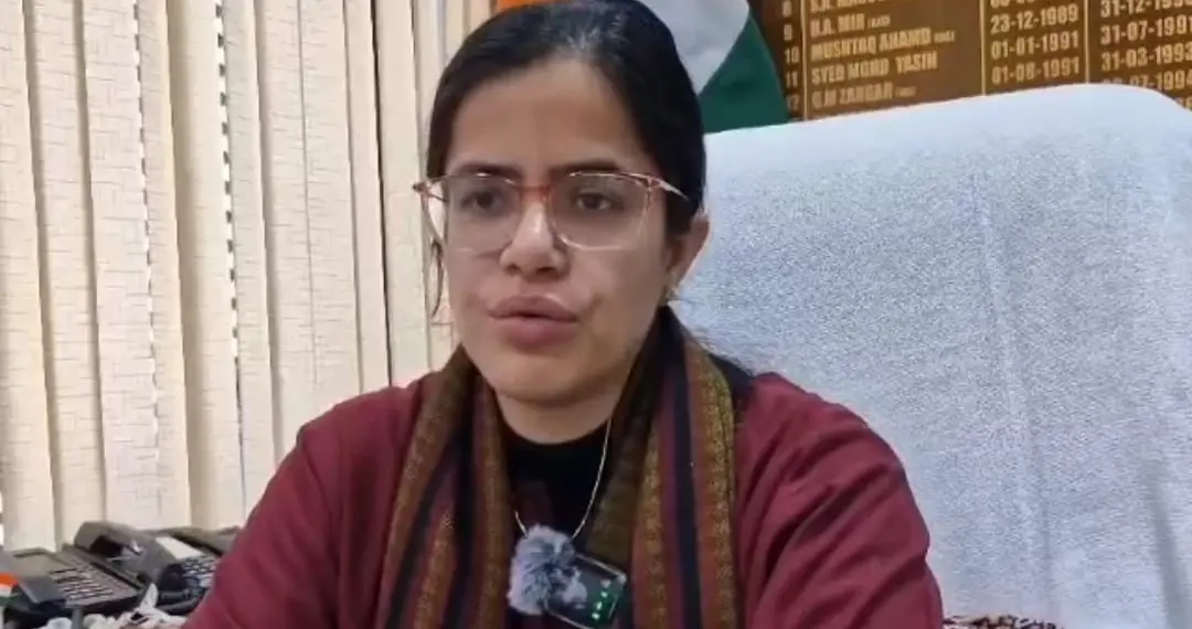 DC Kupwara Reviews Snow Clearance and Power Restoration Amid Heavy Snowfall, Urges Caution on Border Roads