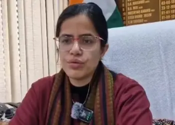 DC Kupwara Reviews Snow Clearance and Power Restoration Amid Heavy Snowfall, Urges Caution on Border Roads