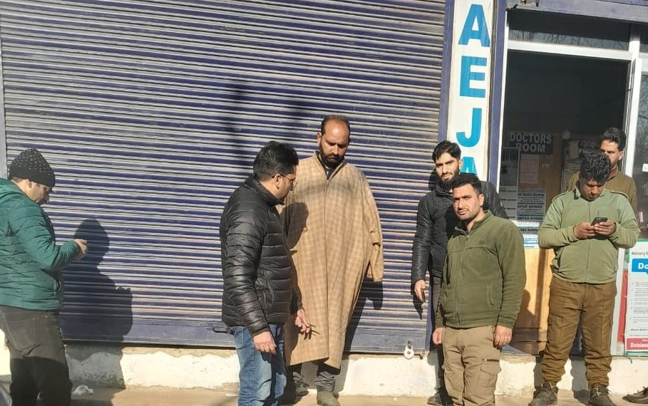 DCO Kulgam closes-down 01 Chemist shop at Frisal