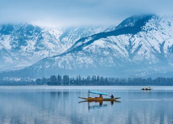 جنت بے نظر میں وردی میں ملبوس سپاہی ایک محافظ