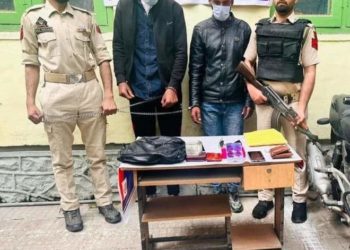 Srinagar Police arrests two thieves, who snatched a bag of tourist in Bishamber Nagar on 12-04-2023, stolen property recovered