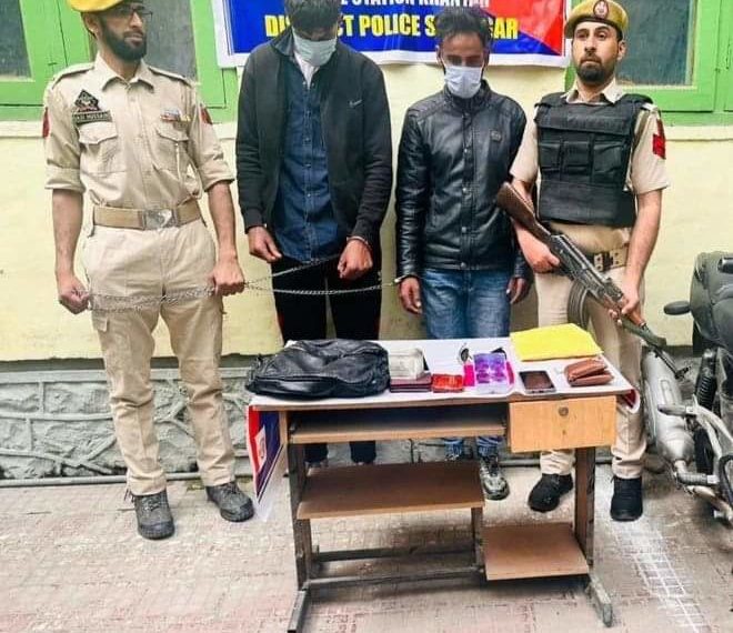 Srinagar Police arrests two thieves, who snatched a bag of tourist in Bishamber Nagar on 12-04-2023, stolen property recovered