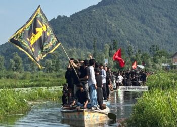 Hundreds Participate in 9th Muharram Observances Along Dal Lake in Srinagar
