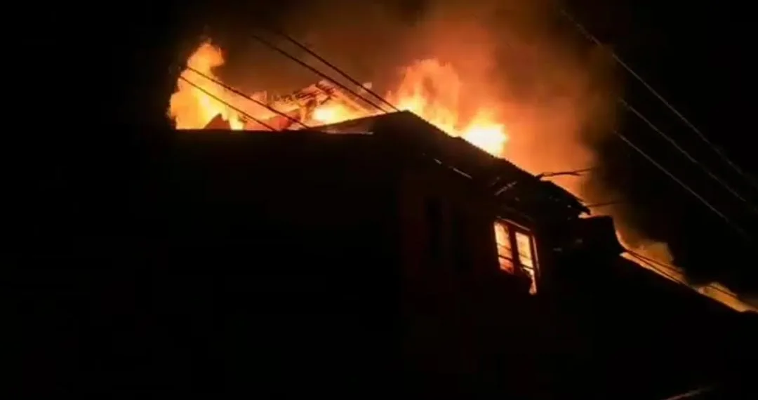 Massive Blaze Guts Six Residential Houses in Narparistan Fateh Kadal