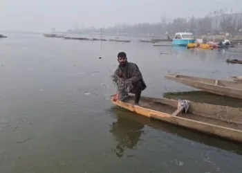 Frozen Wular Lake halts fishermen’s work as Chillai-Kalan grips Bandipora