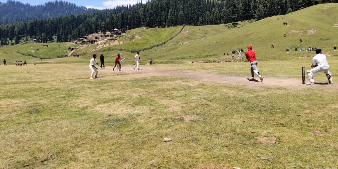 ھیل کے میدان میں دلوں کو جوڑنے والا کرکٹ میچ گریز جو کہ سال کے قریب چھ مہینے باہری دنیا سے زمینی رابطہ سے کٹ کے رہ جاتا ہے