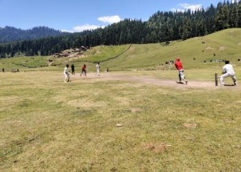 ھیل کے میدان میں دلوں کو جوڑنے والا کرکٹ میچ  گریز جو کہ سال کے قریب چھ مہینے باہری دنیا سے زمینی رابطہ سے کٹ کے رہ جاتا ہے