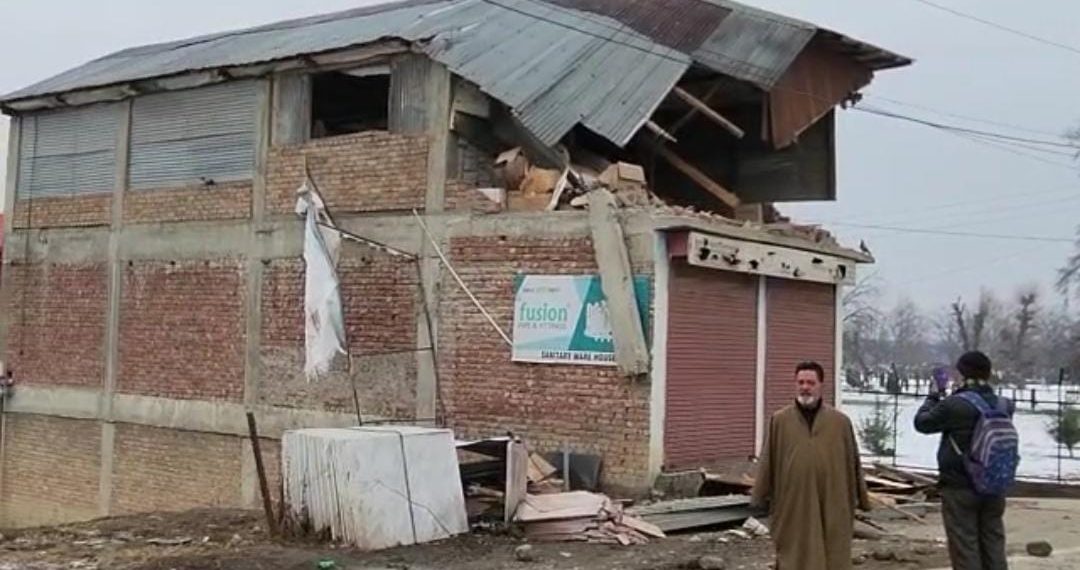 Hurriyat leader’s ‘illegal’ shoping complex demolished in Anantnag