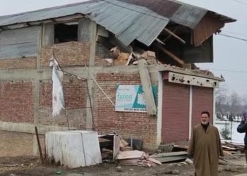 Hurriyat leader’s ‘illegal’ shoping complex demolished in Anantnag