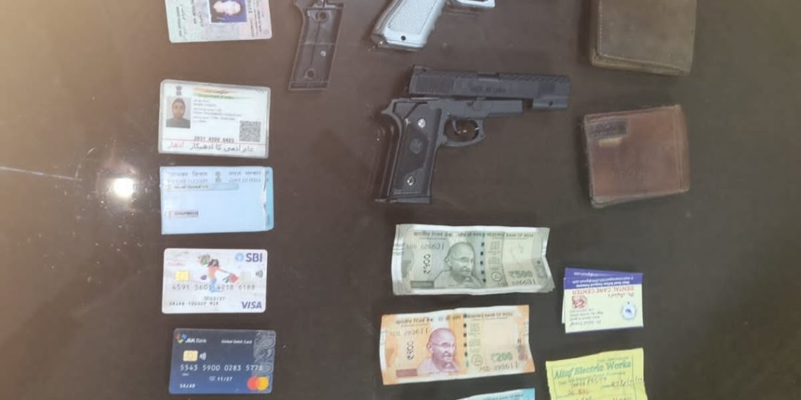 Pulwama Police busted Extortion Racket and arrested one robber who was impersonating as militant with fake Weapons