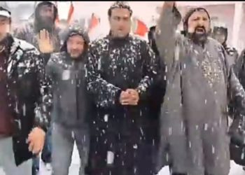 سادھنا ٹنل کی تعمیر کا معاملہ کرناہ میں لوگوں کا احتجاجی دھرنا