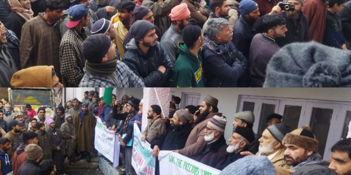 سادھنا پر ٹنل کی تعمیر کا مطالبہ لوگ پھر سڑکوں پر نکل آئے، شاہراہ ہنوز چھٹے روز بھی بند ،مردہ افراد کی نعشیں بھی کرناہ نہ پہنچی