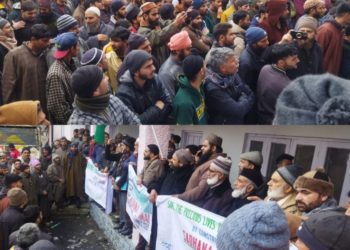 سادھنا پر ٹنل کی تعمیر کا مطالبہ لوگ پھر سڑکوں پر نکل آئے، شاہراہ ہنوز چھٹے روز بھی بند ،مردہ افراد کی نعشیں بھی کرناہ نہ پہنچی