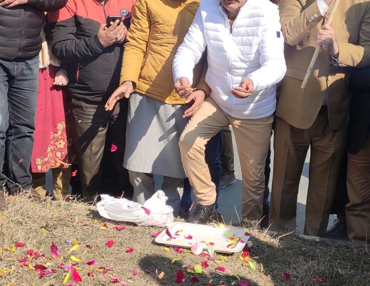 BJP spokesperson Altaf Thakur Paid Rich tributes to 40 CRPF jawans in lethpora