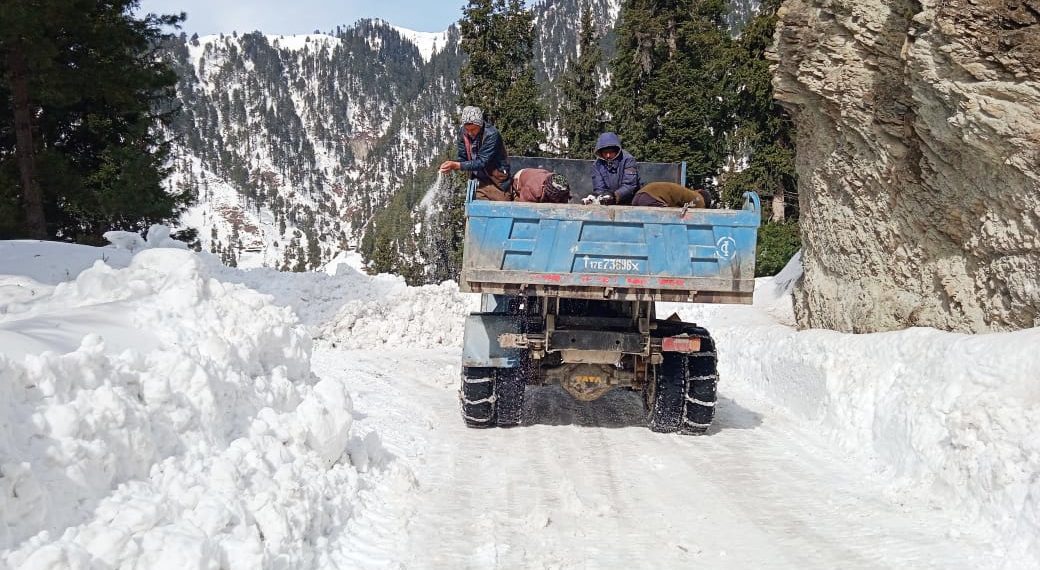 چوکیبل تانگڑ روڈ 9 دن کے بعد ٹریفک کے لیے دوبارہ کھول دی گئی