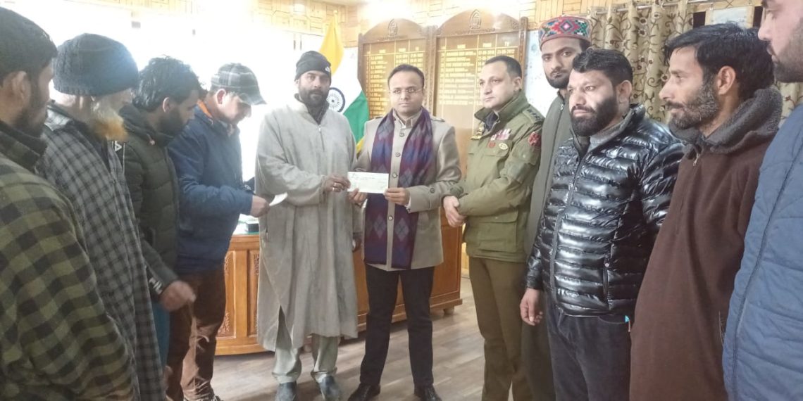 ڈی سی کپواڑہ نے کالاروس کے آتشزدگان کے متاثرین کو چیک تقسیم کیۓ