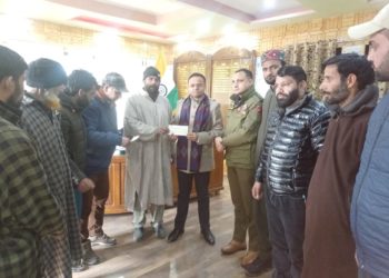 ڈی سی کپواڑہ نے کالاروس کے آتشزدگان کے متاثرین کو چیک تقسیم کیۓ