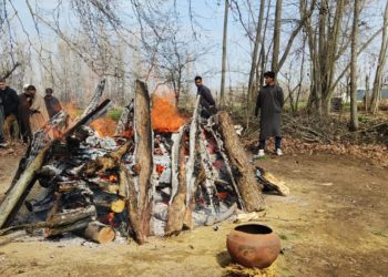 Muslims help perform last rites of slain Kashmiri Pandit in Pulwama village
