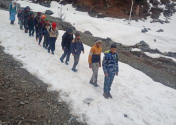 سرمائی تعطیلات ختم  کرناہ کے سکولوں میں رونقیں بحال ہوئیں