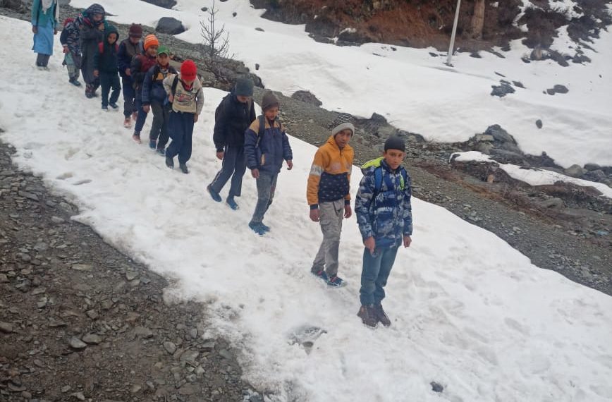 سرمائی تعطیلات ختم  کرناہ کے سکولوں میں رونقیں بحال ہوئیں