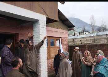 ضلع کپواڑہ کے بلاک کلاروس پنچایت حلقہ مدمادھو حجام محلہ کے مردوزن نے بلاک ڑیلاٸمنٹ آفس کے سامنے احتجاج