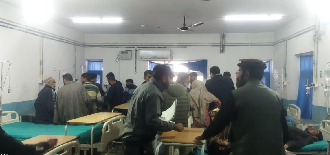 9 injured after load carrier turns turtle in Ganderbal