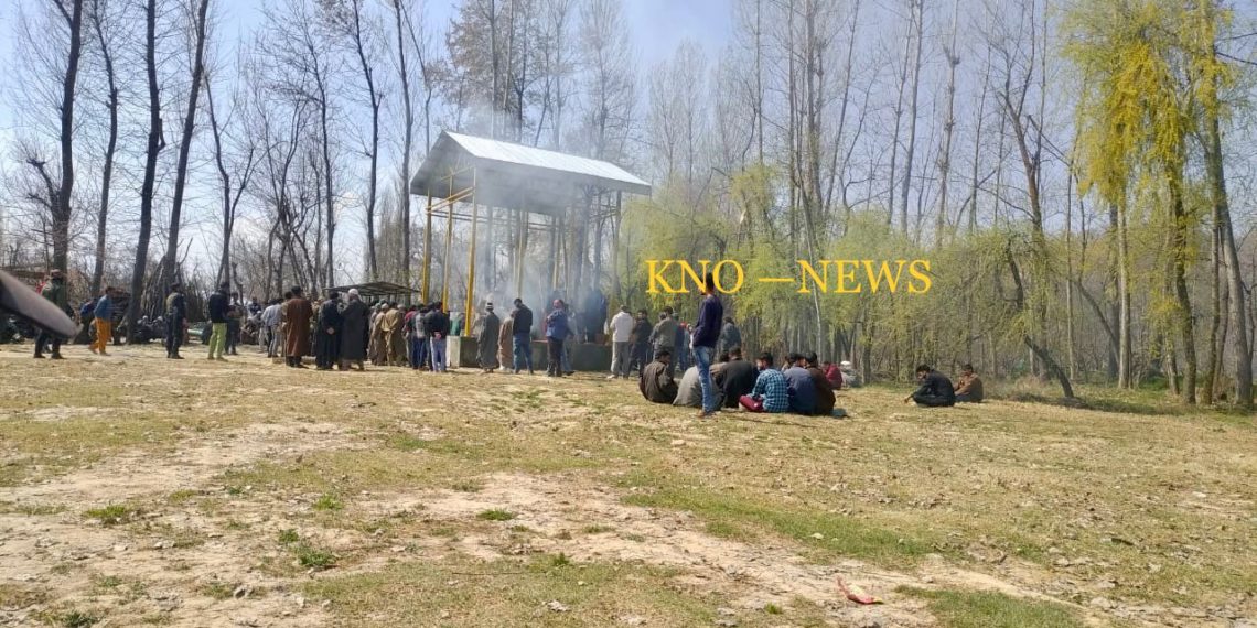 Muslims help perform last rites of Kashmiri Pandit in Pulwama