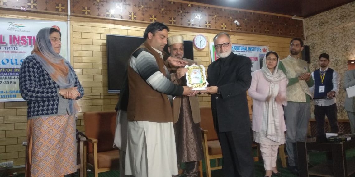 چرار شریف میں بڈ شاہ کلچرل آرگنائزیشن کے زیر اہتمام تقریب منعقد۔صوفیانہ موصیقی فنکاروں کو  ڈاکٹر رفیق مسعودی کے ہاتھوں اعزازات سے نوازا گیا