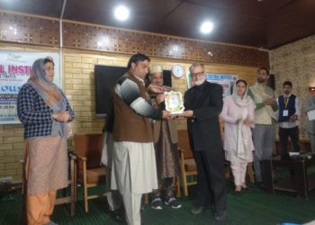 چرار شریف میں بڈ شاہ کلچرل آرگنائزیشن کے زیر اہتمام تقریب منعقد۔صوفیانہ موصیقی فنکاروں کو  ڈاکٹر رفیق مسعودی کے ہاتھوں اعزازات سے نوازا گیا