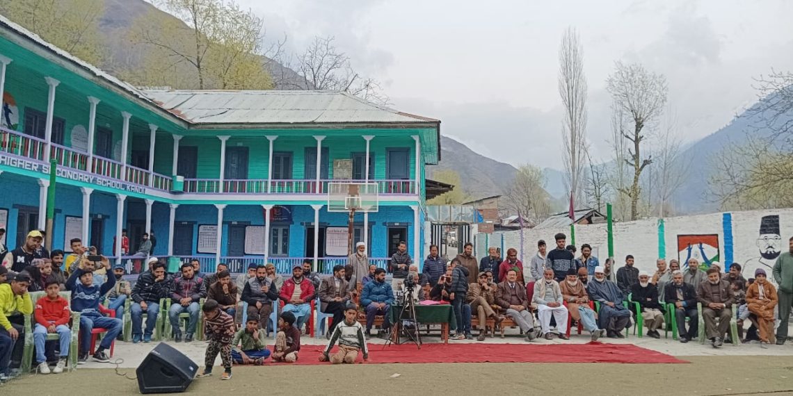 تین روزہ پہاڑی ادبی وثقافتی پروگرام اختتام پزیر  آخری روز کرناہ میں پہاڑی ڈامہ ’زورہ دا سوٹا‘ بھی پیش کیا گیا