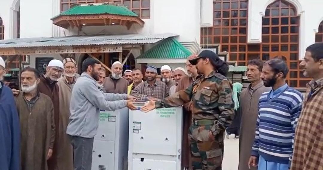 زیارت شیخ العالم رح واقعہ چرارشریف میں 53راشٹریہ رایفلز نے دو آٹومیٹک واٹر کولرز پیش کئے۔ جبکہ وقف بورڈ نے ماہ صیام کے مدنظر انھیں فوری طور چالو کروایا۔ عوامی سطح پر خدمات کی سراہنا کی گئی