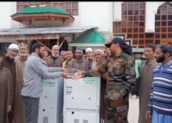 زیارت شیخ العالم رح واقعہ چرارشریف میں 53راشٹریہ رایفلز نے دو آٹومیٹک واٹر کولرز پیش کئے۔ جبکہ وقف بورڈ نے ماہ صیام کے مدنظر انھیں فوری طور چالو کروایا۔ عوامی سطح پر خدمات کی سراہنا کی گئی