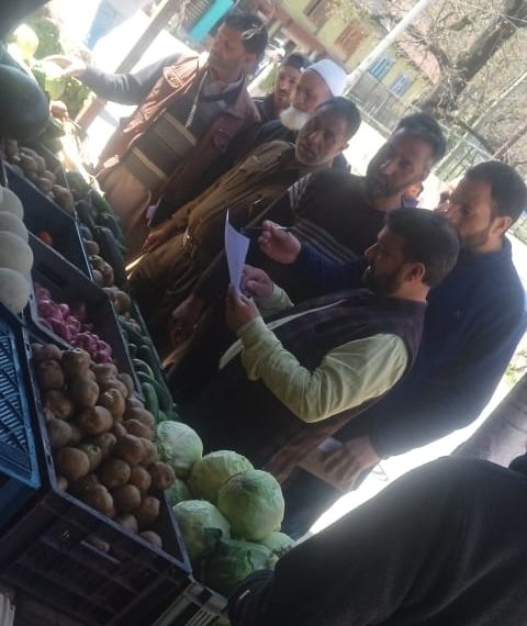 سرحدی ضلع کپواڑہ کے ترہگام کے مین مارکیٹ میں انفورسمنٹ کی چکینگ منافع خوروں کیخلاف کارواٸ