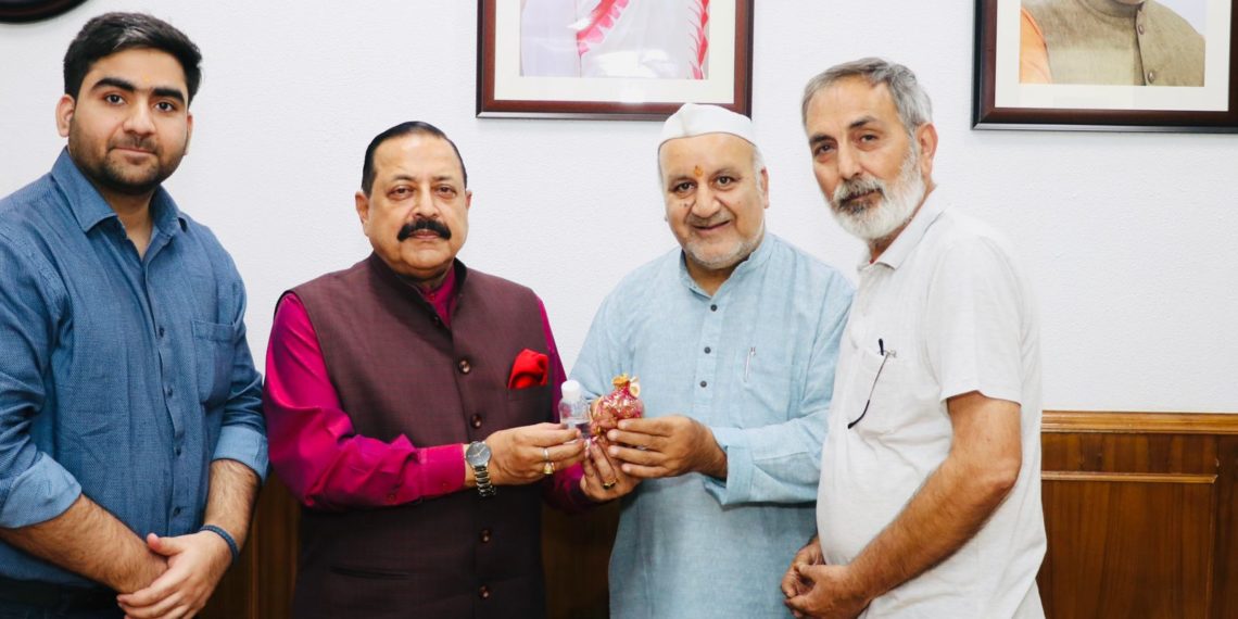 سیو شاردا کمیٹی کشمیر کے عہدیداروں کی ڈاکٹر جتیندر سنگھ سے ملاقات کی