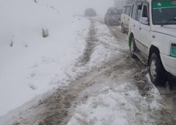 چوکیبل-ٹنگڈھار روڈ شدید بارش  اورسادھنا ٹاپ پر تازہ برف باری کی وجہ سے بند