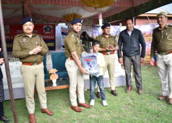 SSP Baramulla Amod Ashok Nagpuri interacted with students of Old Town Baramulla; Distributed  Educational Kits & Sports Kit under Civic Action Programme