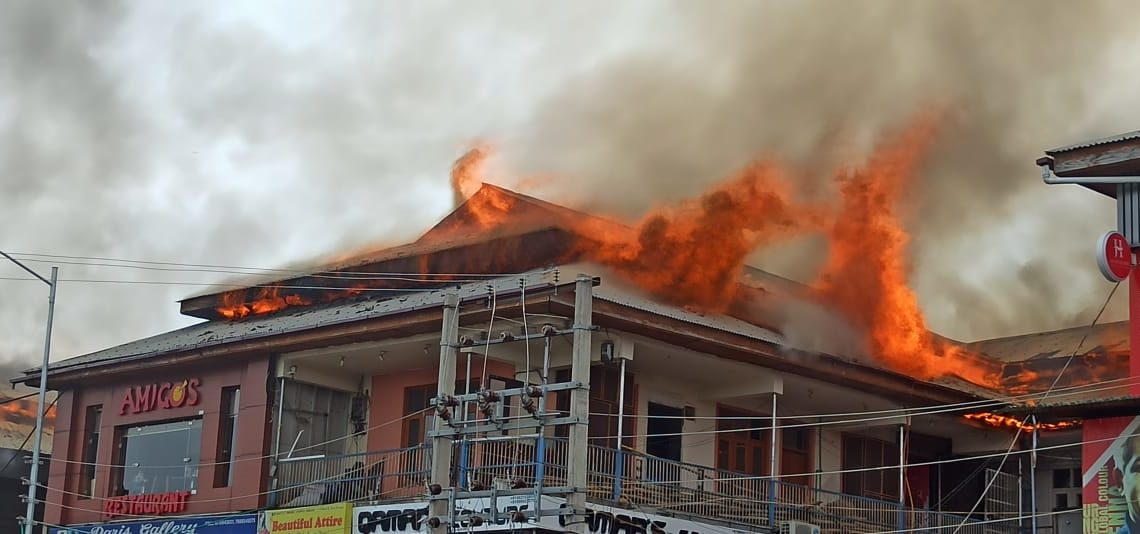 درگاہ حضرت بل سرینگر میں شاپنگ کملیکس آگ کی نذر