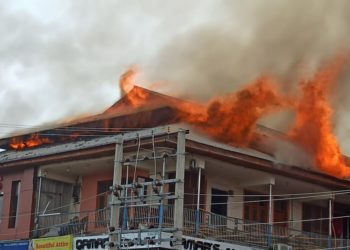 درگاہ حضرت بل سرینگر میں شاپنگ کملیکس آگ کی نذر