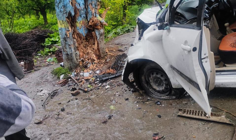 12 year old girl dies as car collides with Poplar tree in Sopore