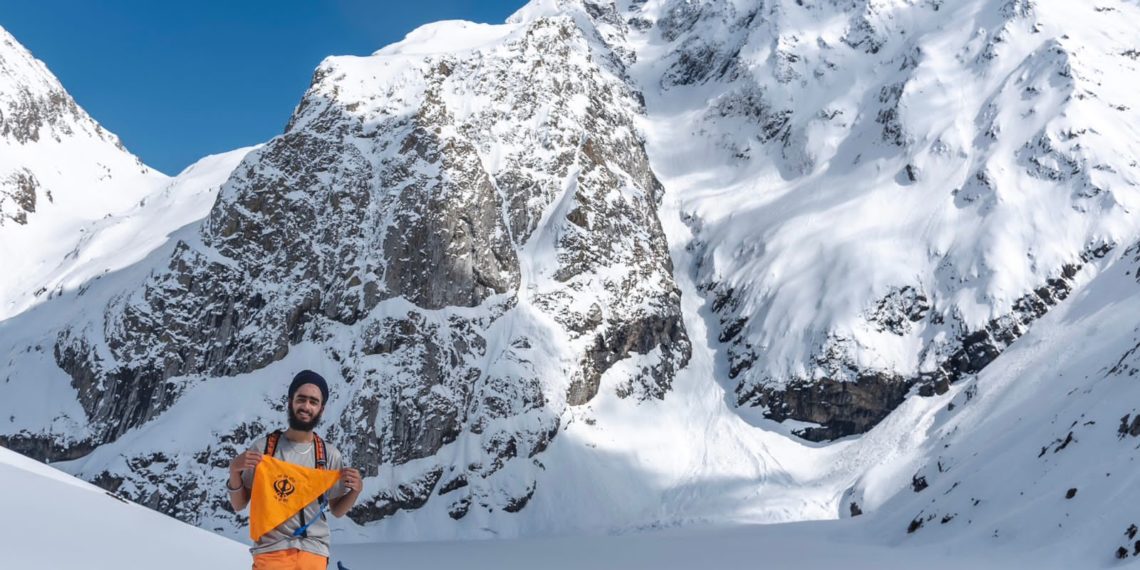 Nishaan Sahib Hoisted By Budgam Youngster at Soras Lake