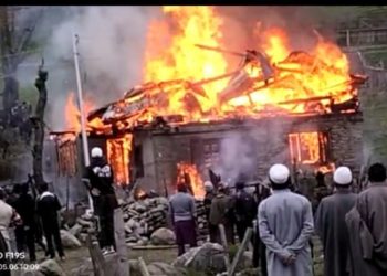 ضلع کپواڑہ کے ہیڑ کوارٹر سے ساٹھ کلومیٹر کی دوری پر اعلاقہ مچھل میں اچانک آگ کی واردات سے رہاہشی دو منزلہ مکان جھل کر کر راکھ کے ڑھیر میں تبدیل لاکھوں روپیہ کااملاک خاکستر۔جموں وکشمیر پولیس اور فوج کی بروقت کارواٸ نے مزید نقصان ہونے پر آگ پر قابو پایا۔اعوام نے سرہاناکی۔